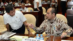 Menteri Desa PDT dan Transmigrasi Marwan Jafar (kanan) dan Menhub Iqnasius Jonan saat hadiri raker dengan Komisi V DPR, Jakarta (19/7). Raker  membahas pembicaraan rencana kerja anggaran dan rencana kerja pemerintah tahun 2017. (Liputan6.com/Johan Tallo)