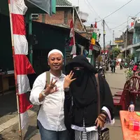 Dua kali Opick melamar Dian yang saat itu menjadi muridnya. Baru lamaran ketiga, Opick yang saat itu gondrong baru diterima oleh orangtua Dian. Bahkan, saat melamar Dian, Opick hanya memiliki uang tak lebih Rp 1 juta. (Instagram/dian_opick)