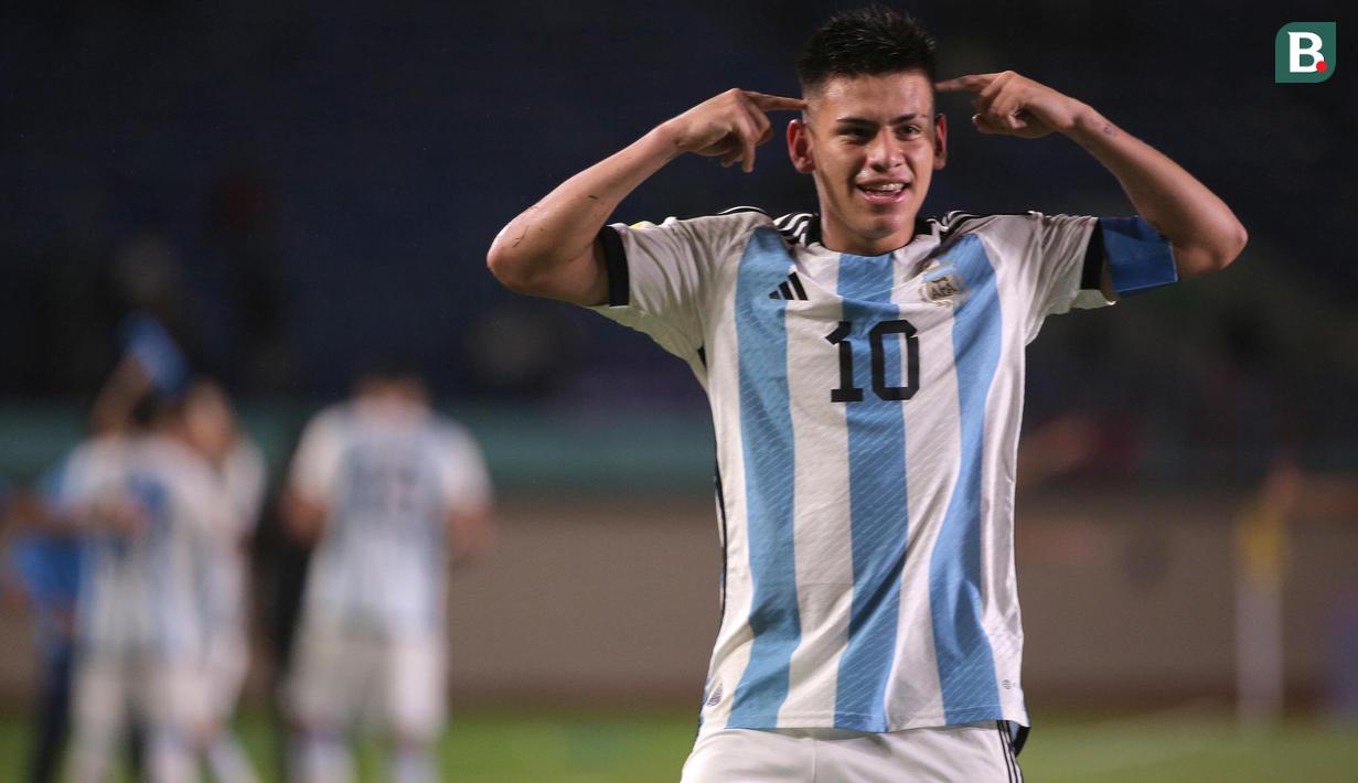 <p>Selebrasi pemain Timnas Argentina U-17, Claudio Echeverri setelah mencetak gol pertama ke gawang Timnas Jepang U-17 pada laga kedua Grup D Piala Dunia U-17 2023 di Stadion Si Jalak Harupat, Kabupaten Bandung, Selasa (14/11/2023). (Bola.com/Ikhwan Yanuar)</p>