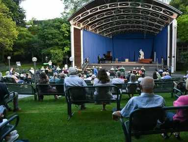 Orang-orang menikmati konser luar ruangan yang diadakan di Palm Garden di Frankfurt, Jerman, pada 1 Agustus 2020. Serangkaian konser diadakan di Frankfurt mulai 1 hingga 30 Agustus dengan langkah-langkah pengendalian dan pencegahan COVID-19 yang ketat. (Xinhua/Lu Yang)