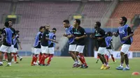 Sejumlah pemain yang tergabung dalam Dream Team Indonesia melakukan latihan jelang laga persahabatan bertajuk Starbol-United for Football Indonesia di Senayan, Jakarta. (Antara)