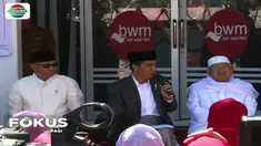 Usai meninjau Bank Wakaf, presiden juga menyempatkan diri membagikan kartu Indonesia pintar dan kartu program keluarga harapan.
