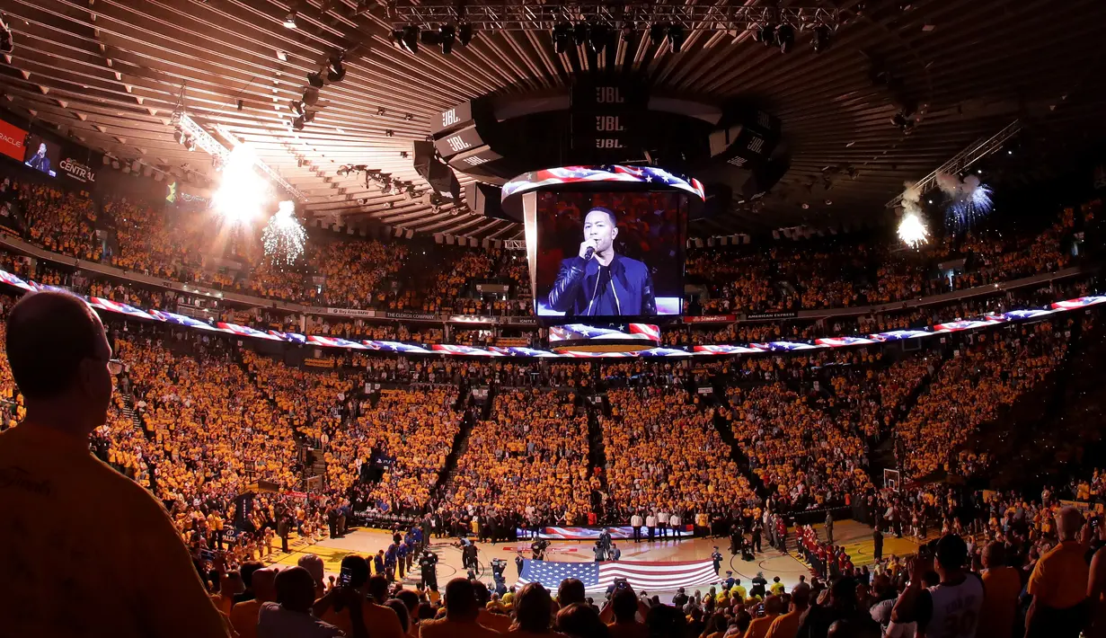 Penyanyi, John Legend saat menyanyikan lagu kebangsaan sebelum Game 1 NBA Finals 2016 antara Golden State Warriors dan Cleveland Cavaliers di Oracle Arena, California, USA (2/6/2016). (Ronald Martinez/AFP)