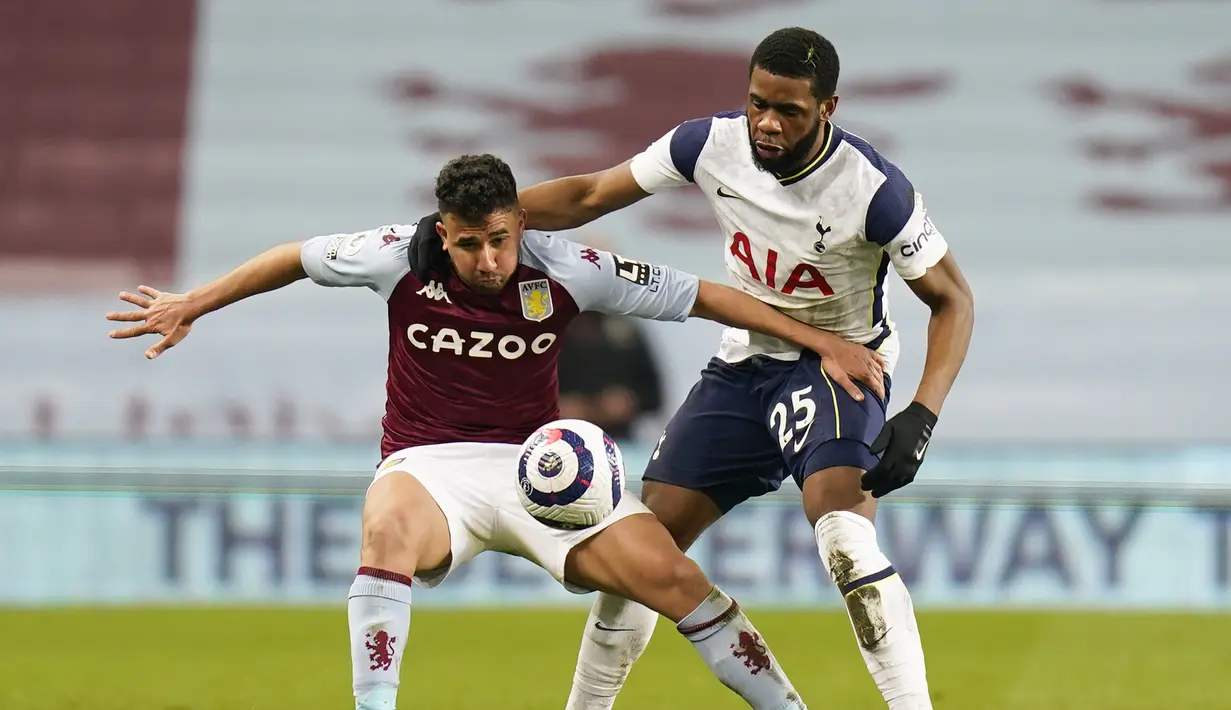 Gelandang Aston Villa, Trezeguet (kiri) menguasai bola dibayangi gelandang Tottenham Hotspur, Japhet Tanganga dalam laga lanjutan Liga Inggris 2020/2021 pekan ke-29 di Villa Park, Minggu (21/3/2021). Aston Villa kalah 0-2 dari Tottenham. (AP/Tim Keeton/Pool)