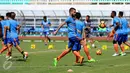 Pemain belakang PBFC, Diego Michiels berlatih dribbling bola saat latihan resmi final Piala Presiden 2017 di Stadion Pakansari, Kab Bogor, Sabtu (11/3). Di final, PBFC akan melawan Arema FC, Minggu (12/3). (Liputan6.com/Helmi Fithriansyah) 