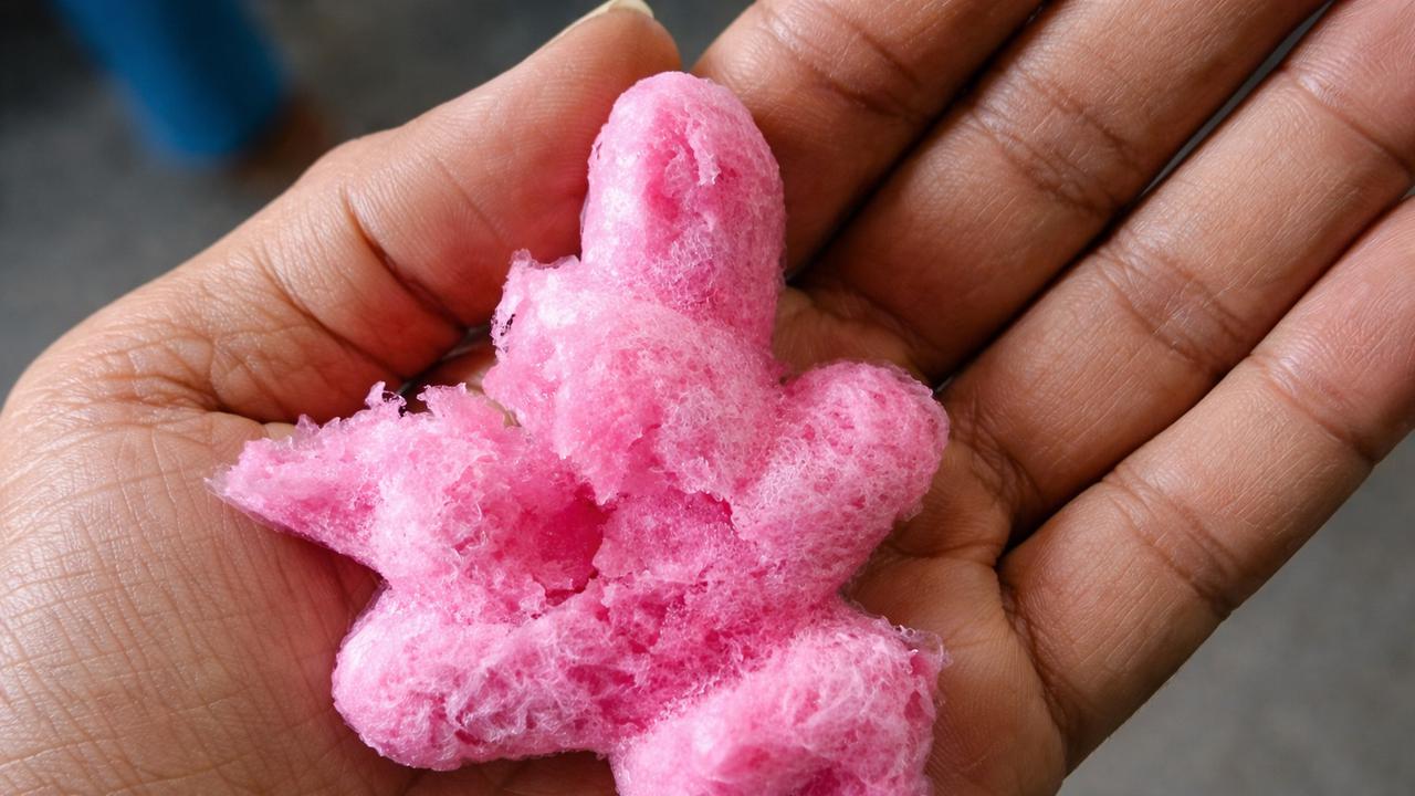 Polisi Pastikan Es Kue yang Viral Dituding Berbahan Spons Aman Dikonsumsi
