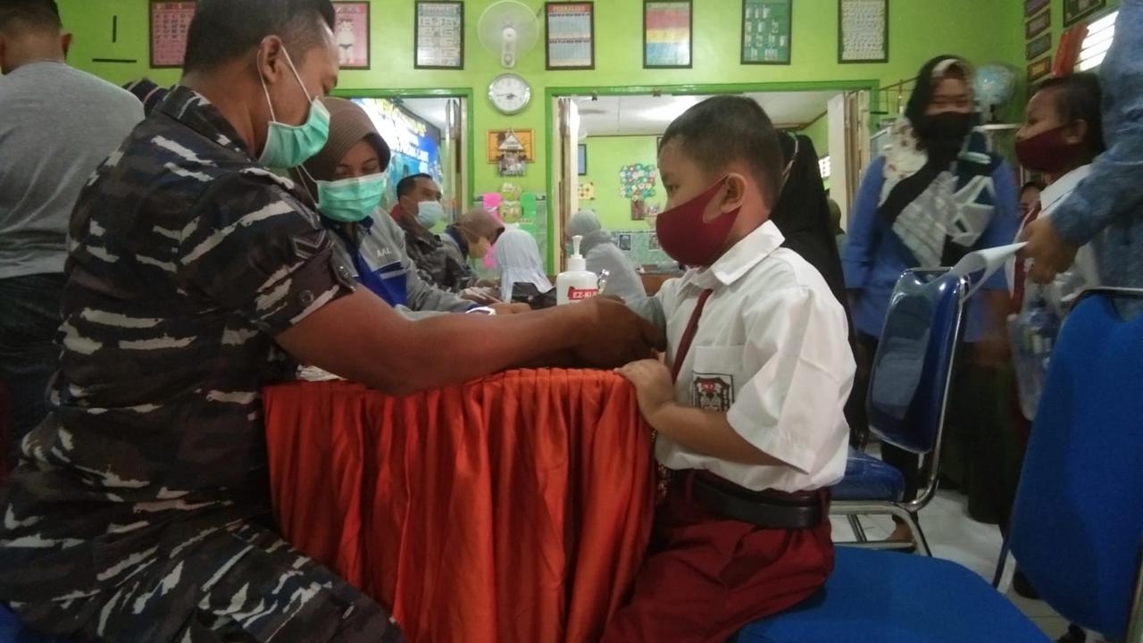 Vaksinasi anak yang digagas Akademi AL menyasar ratusan anak di Sidoarjo. (Dian Kurniawan/Liputan6.com)