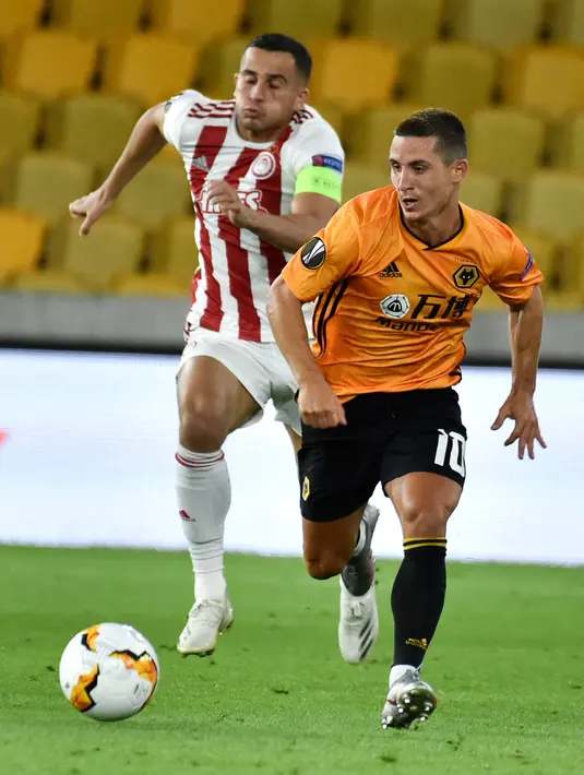 Gelandang Wolverhampton Wanderers, Daniel Podence berlari mengejar bola saat menghadapi Olympiakos pada leg kedua babak 16 besar Liga Europa di Molineux Stadium, Kamis (6/8/2020). Wolverhampton menumbangkan Olympiakos dengan skor 1-0. (AP Photo/Rui Vieira)
