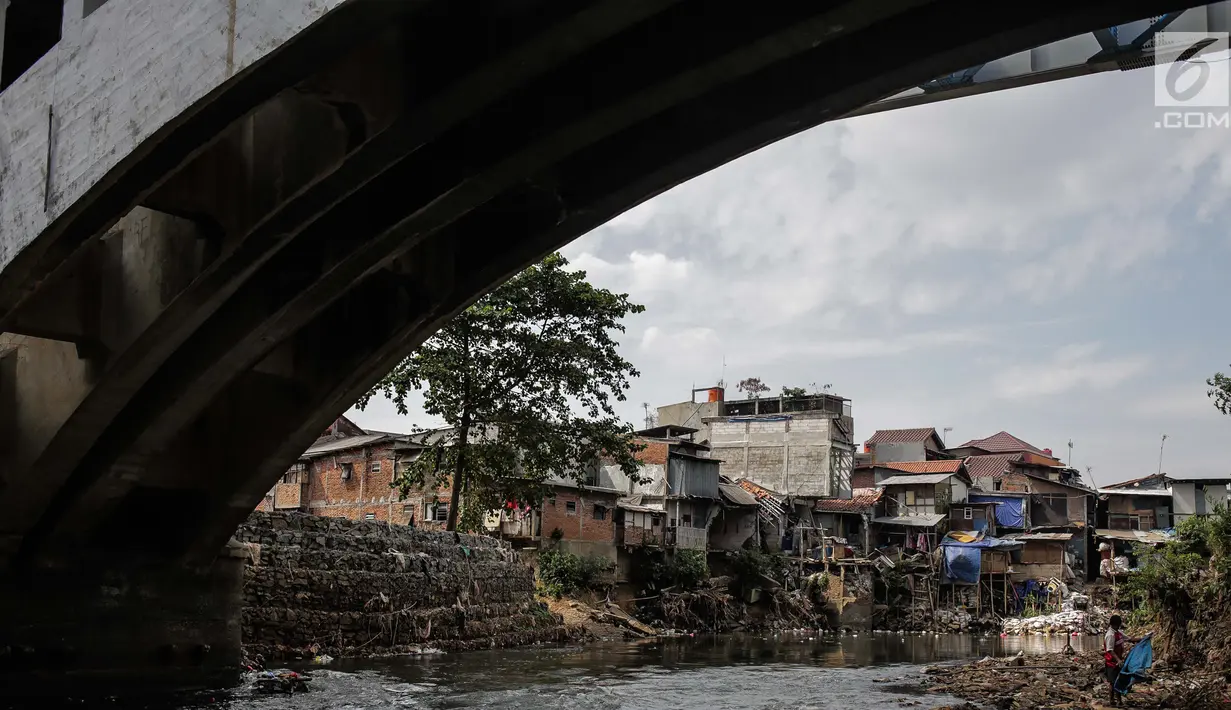 Warga beraktivitas di bantaran Sungai Ciliwung, Jakarta, Jumat (22/7/2019). Balai Besar Wilayah Sungai Ciliwung Cisadane (BBWSCC) memperkirakan proyek normalisasi Sungai Ciliwung akan berjalan pada tahun 2020. (Liputan6.com/Faizal Fanani)