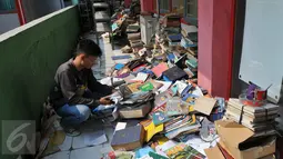 Mahasiswa membaca buku di perpustakaan kampus Unversitas Ibnu Chaldun Jakarta, Selasa (6/10). Kemendikti telah membekukan 243 kampus karena dalam pelaksanaan kegiatan perkuliahan mereka melakukan berbagai pelanggaran. (Liputan6.com/Gempur M Surya)