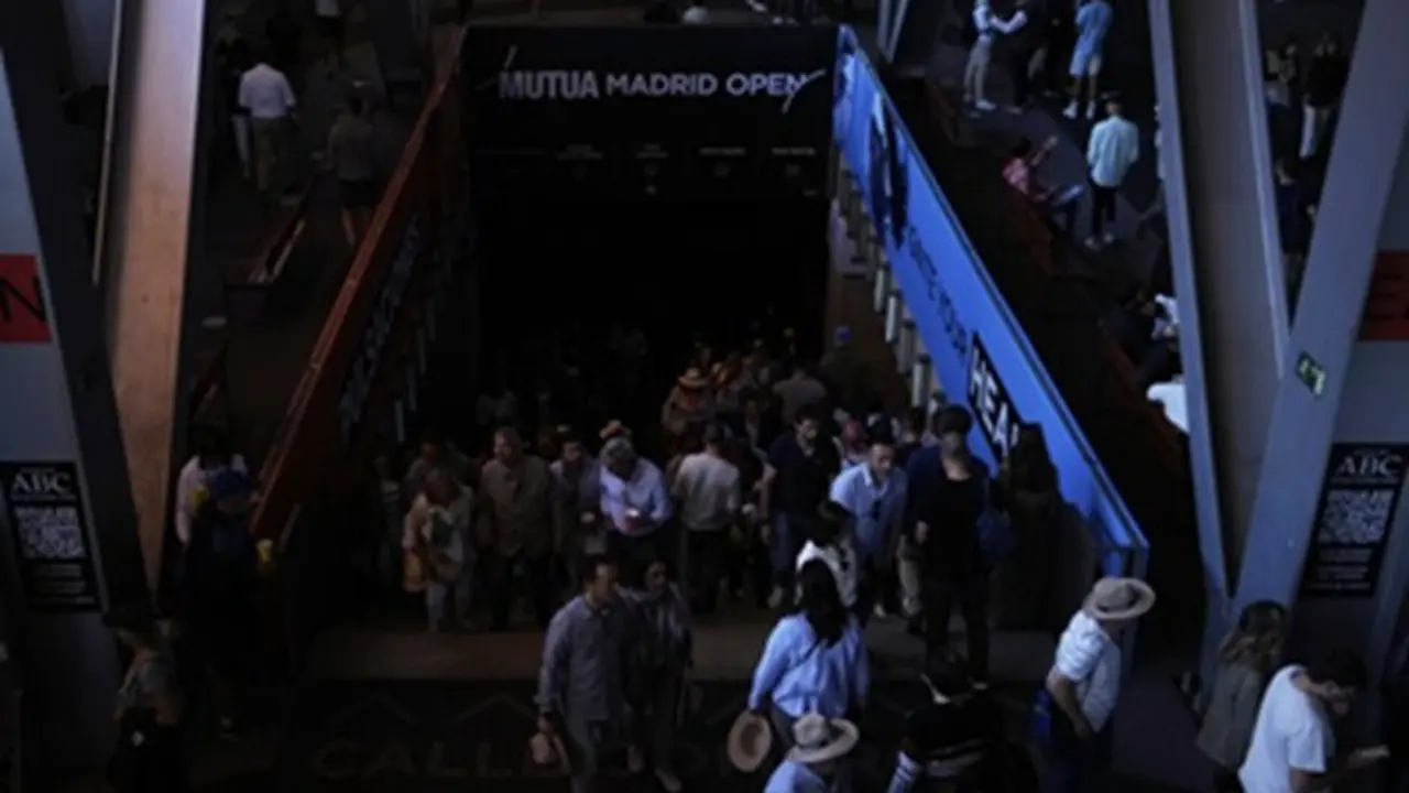 Penampakan arena turnamen tenis Madrid Open saat terjadi pemadaman listrik di Madrid, Spanyol, Senin (28/4/2025).