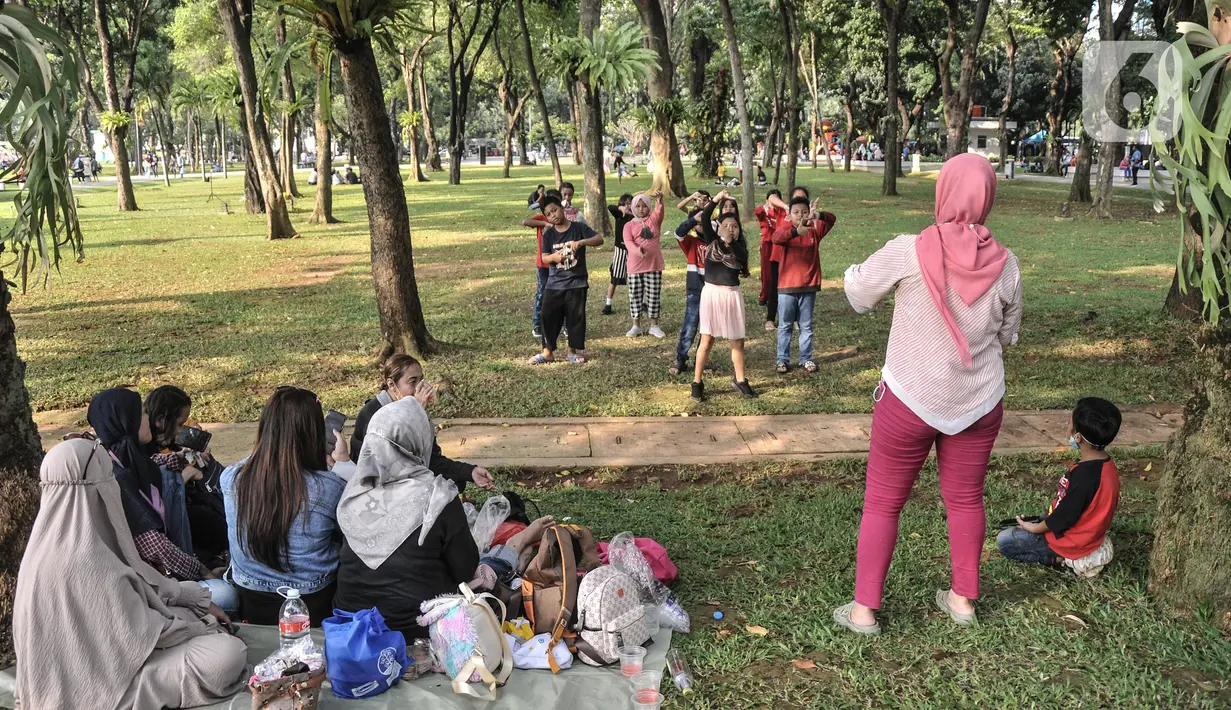 Anak-anak beraktivitas saat berkunjung ke Lapangan Banteng, Jakarta Pusat, Minggu (19/6/2022). Sejak kembali dibuka usai pandemi COVID-19 mereda, Lapangan Banteng kian ramai didatangi warga Jakarta dan menjadi salah satu lokasi wisata alternatif untuk menghabiskan waktu bersama keluarga serta sarana olahraga. (merdeka.com/Iqbal S. Nugroho)