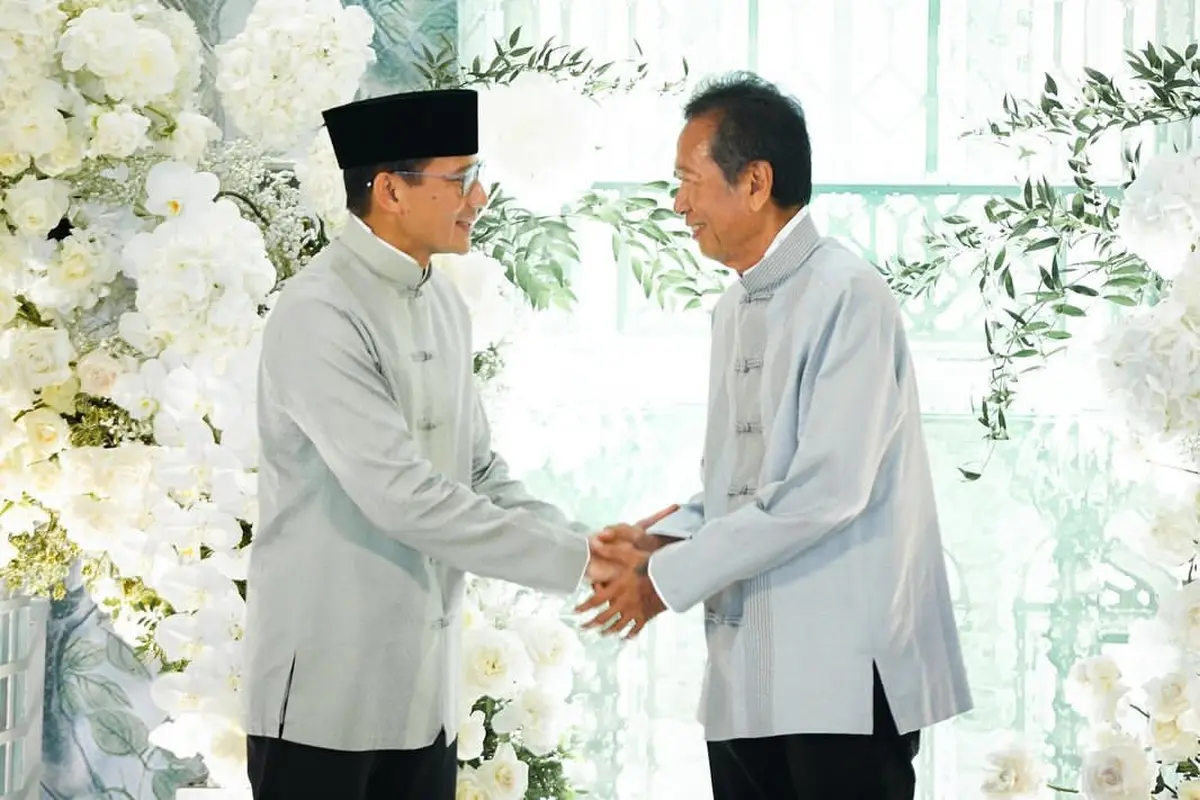 Jadi Wakil Keluarga, Sandiaga Uno Padukan Peci dan Cheongsam di Lamaran Keponakannya dengan Rio Haryanto