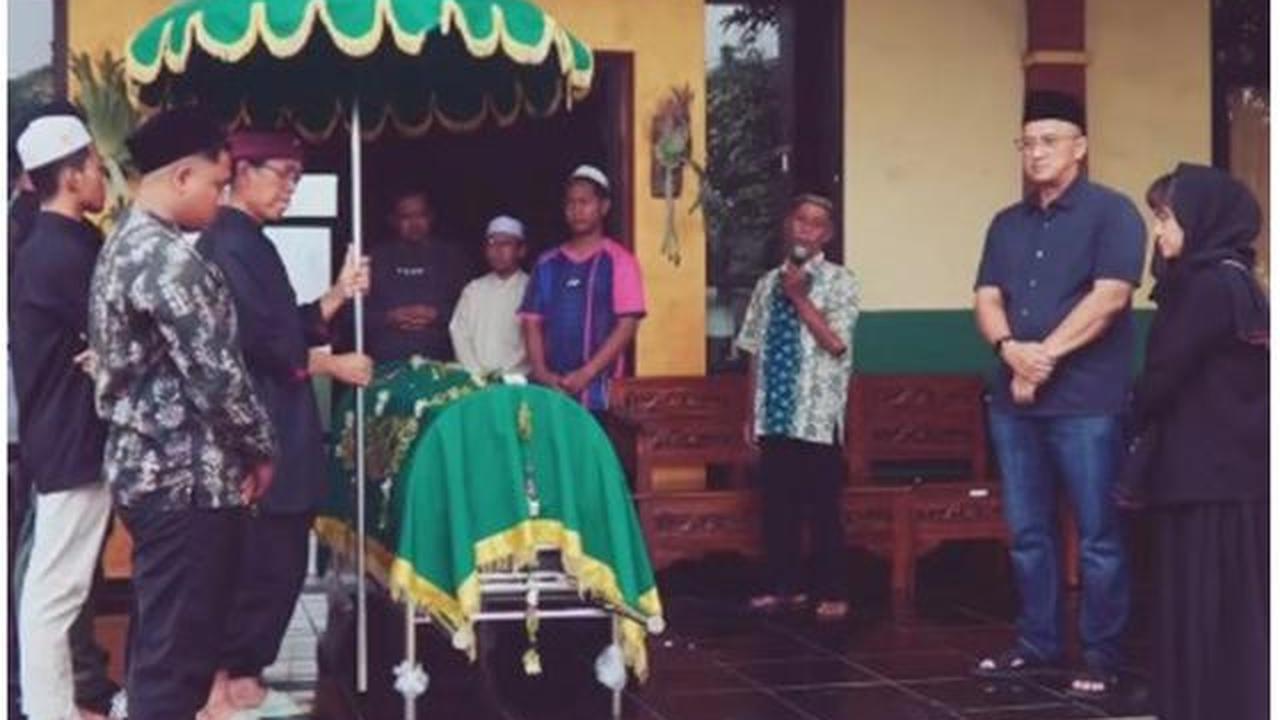 6 Potret Pemakaman Ayah Marshanda di Malang, Sienna Turut Antar Kakek