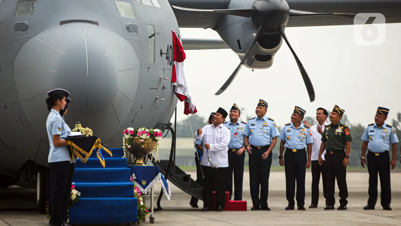Prabowo Serah Terima Pesawat C-130J Super Hercules ke KSAU