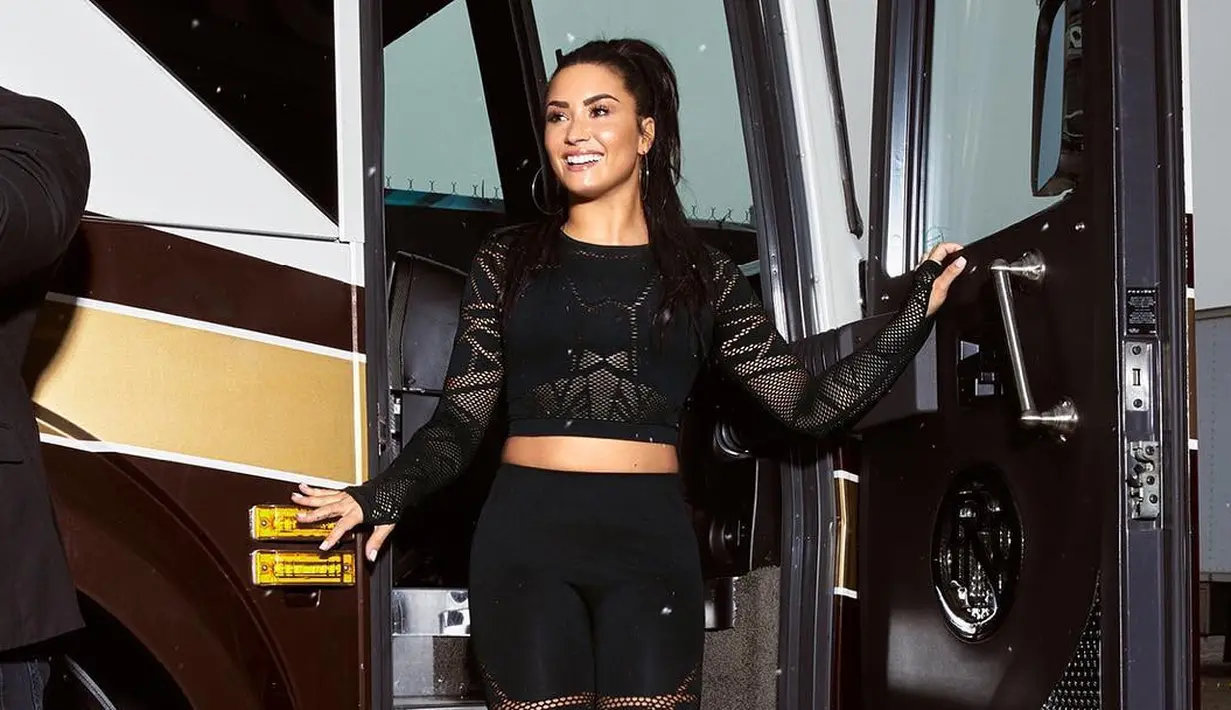 Dikabarkan keduanya memasuki kelab malam Warwick pada jam satu malam Sabtu lalu. Keduanya pun terlihat bergandengan pada pukul 2.30 pagi. (instagram/ddlovato)