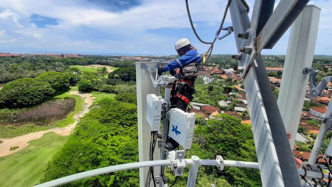 Teknisi XL Axiata memeriksa perangkat BTS di atas tower yang berada di area Nusa Dua, Bali, belum lama ini. Dok: XL Axiata