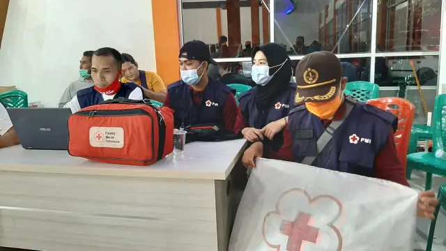 Personel Palang Merah Indonesia (PMI)
