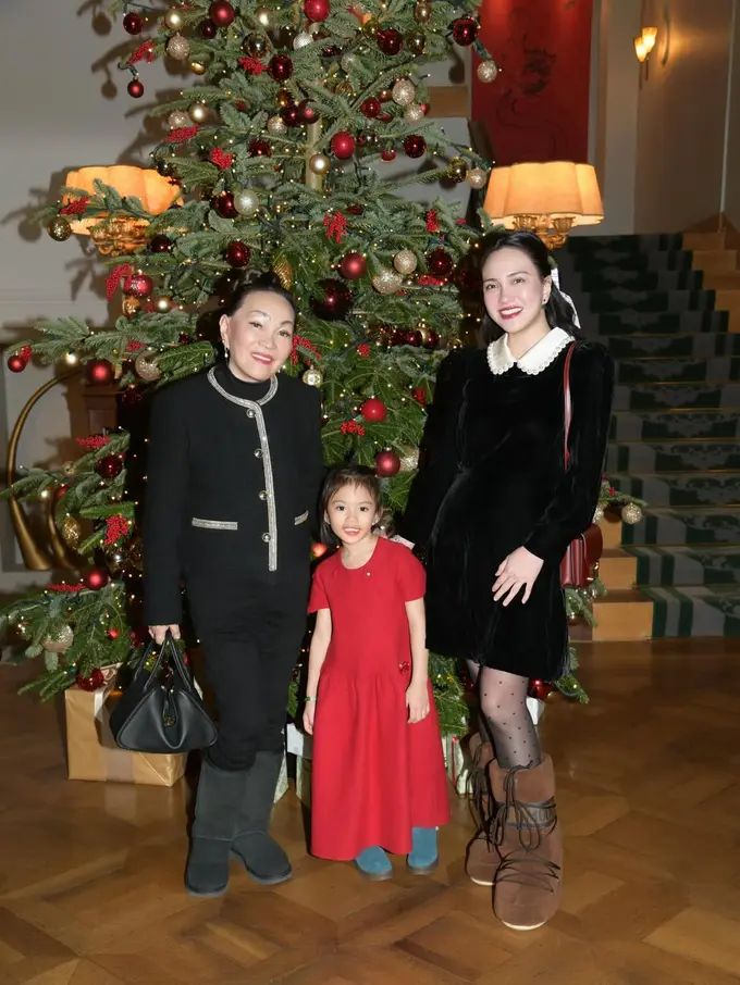 Gaya Vintage Shandy Aulia Saat Natal, Manis dalam Dress Berkerah dan Tas Hermès Ratusan Juta