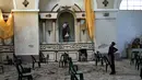 Seorang anak laki-laki berdiri di gereja San Juan Bautista yang sebagian runtuh, dipicu berkekuatan 6,2 skala Richter semalam di Amatitlan, Guatemala, 16 Februari 2022. Gempa bumi menyebabkan kerusakan yang mempengaruhi hampir 25.000 orang. (AP Photo/Moises Castillo)