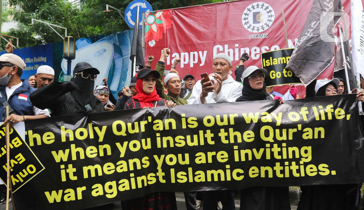 Massa Aksi Bela Al-Qur'an 301 menggeruduk Kedutaan Besar (Kedubes) Swedia di Kuningan, Jakarta Selatan, Senin (30/1/2023). Selain memprotes aksi pembakaran Al-Qur'an oleh Rasmus Paludan yang dilakukan dalam demonstrasi di Swedia, massa juga mendesak Kedutaan Besar Swedia diusir dari Indonesia. (Liputan6.com/Herman Zakharia)