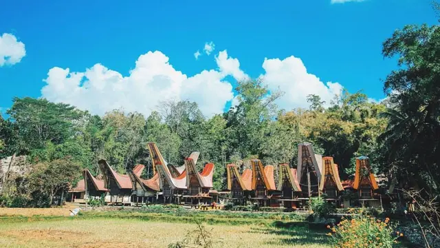 Rumah adat Toraja di perjalanan menuju Gunung Sesean