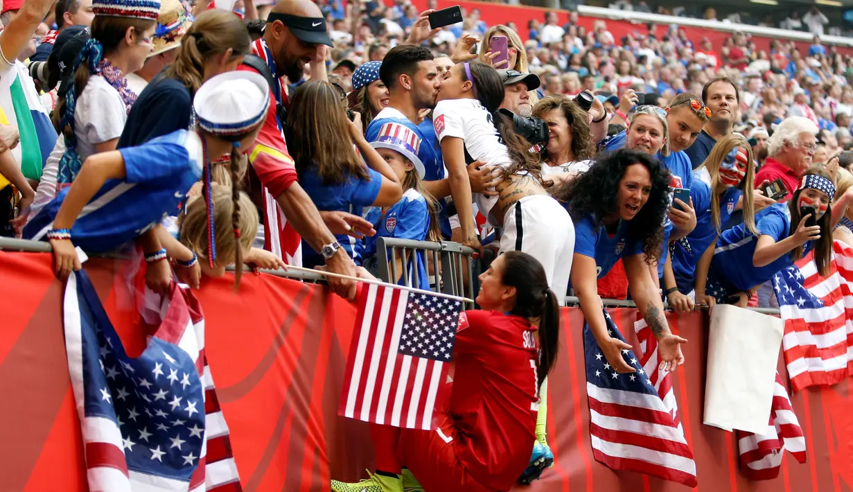 Striker AS, Sydney (2), merayakan juara bersama suaminya, Dom Dwyer, dan demikian juga kiper AS, Hope Solo merayakan bersama sang suami, Jerramy Stevens. (Reuters/Michael Chow-USA TODAY Sports)