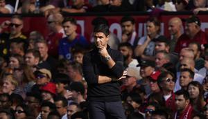 Manajer Arsenal, Mikel Arteta, tampak fokus saat mendampingi timnya dalam laga Liga Inggris melawan Manchester United di Old Trafford, Manchester, Inggris, Minggu (17/8/2025).