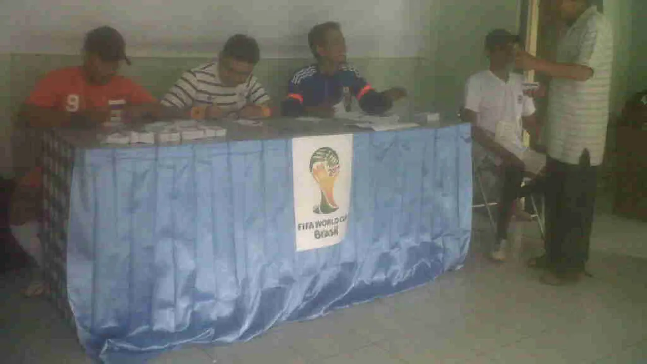  Dijaga Anak Muda, Panitia TPS Ini Gunakan Seragam Bola
