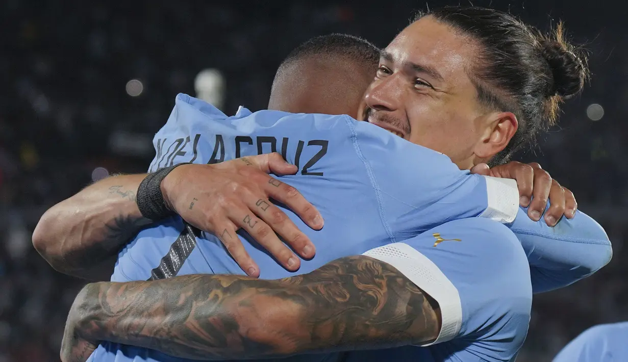 Selebrasi gelandang Timnas Uruguay, Nicolas De La Cruz (kiri) bersama rekannya, Darwin Nunez setelah mencetak gol kedua ke gawang Brasil pada laga Kualifikasi Piala Dunia 2026 Zona Conmebol di Centenario Stadium, Montevideo, Uruguay, Rabu (18/10/2023) pagi WIB. (AP Photo/Matilde Campodonico)