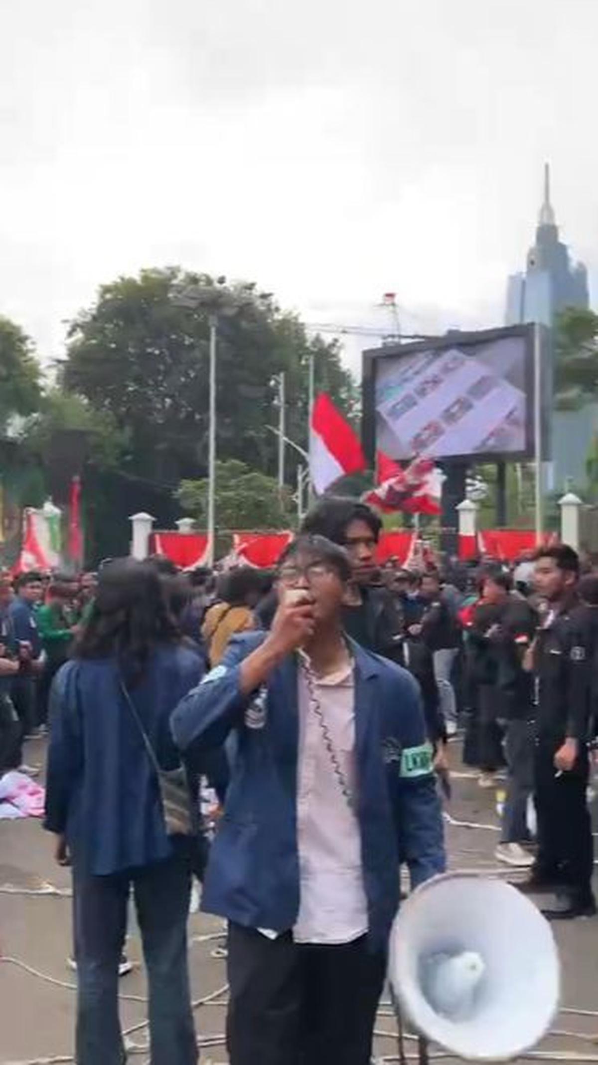 Di luar Gedung DPR, mahasiswa Universitas Trisakti tampak tetap bertahan. Beberapa pemimpin aksi juga terus berorasi di hadapan rekan-rekannya.&nbsp;Foto: Instagram/@kepresmausakti