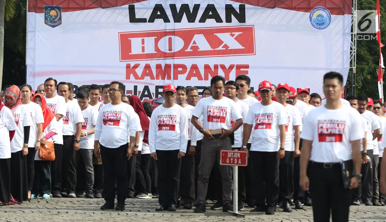Aparatur Sipil Negara dari Kemendagri dan BNPP saat apel bersama lawan kampanye hoax dan berujar kebencian di Lapangan Monas, Jakarta, Jumat (15/2). Apel dipimpin Mendagri, Tjahjo Kumolo. (Liputan6.com/Helmi Fithriansyah)