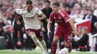 Pemain Arsenal, Mikel Merino (kiri), berebut bola dengan pemain Liverpool, Milos Kerkez, dalam laga Liga Inggris di Anfield, Inggris, Minggu, 31 Agustus 2025. (AP Photo/Jon Super)