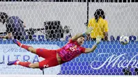 Aksi kiper Argentina, Emiliano Martinez menggagalkan tendangan penalti Angel Mena di perempat final Copa America 2024, Jumat (5/7/2024). (AP Photo/Kevin M. Cox)