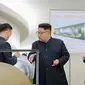 Pemimpin Korut, Kim Jong-un berbincang dengan para peneliti mengenai program senjata nuklir saat meninjau pembuatan bom hidrogen yang dapat dimasukkan ke dalam rudal balistik antarbenua pada 3 September 2017. (KRT via AP Video)