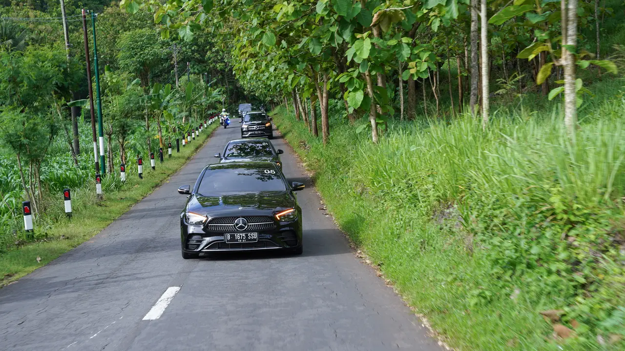 Tetap Nyaman Susuri Jalur Berliku Yogyakarta dengan Mercedes-Benz E Class Rakitan Lokal