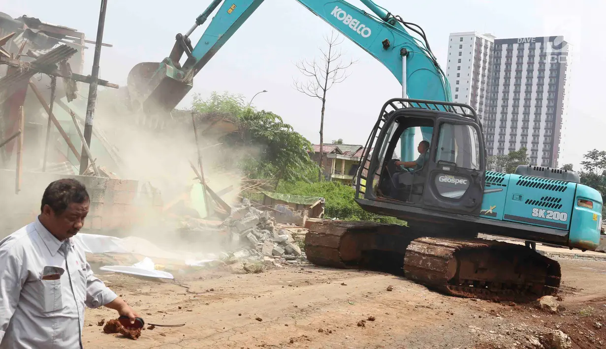 Alat berat meratakan bangunan saat proses eksekusi lahan untuk proyek jalan Tol Cijago di kawasan Kukusan, Depok, Rabu (12/12). PN Depok kembali mengeksekusi 20 bidang lahan terkait proyek jalan tol Cijago Seksi II. (Liputan6.com/Immanuel Antonius)