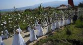 Las Doncellas (gadis) berpakaian pengantin putih dikelilingi oleh bunga saat ambil bagian dalam ziarah The Maidens di Sorzano, Spanyol, 15 Mei 2022. Menurut tradisi kuno, ziarah The Maidens bertujuan untuk menghormati musim semi dan kesuburan wanita. (AP Photo/Alvaro Barrientos)