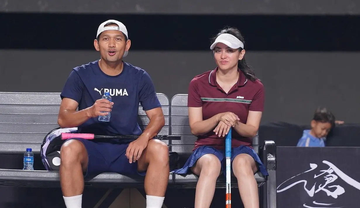 Momen lainnya memperlihatkan Ibnu Jamil dan Ririn Ekawati tampil kompak mengenakan outfit nuansa biru-merah-putih. [@ibnujamilo]