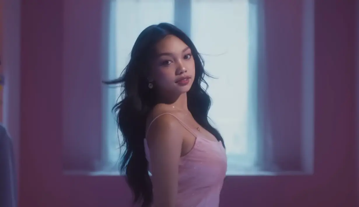 Di MV ini Naura tampil memesona dengan outfit-outfit estetik dan manis. [YouTube Trinity Optima Production]