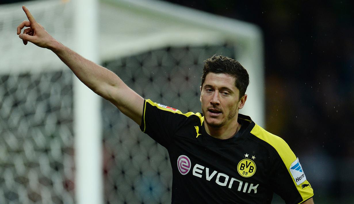 5. Robert Lewandowski - Klopp membawa Lewi menjadi bomber tersubur dan disegani di Bundesliga. Bersama Dortmund, penyerang Polandia tersebut didatangkan hanya dengan mahar 3,3 Juta Pounds. (AFP/Patrik Stollarz)