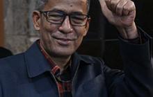 FOTO: Gaya Santai Hakim Saldi Isra Diperiksa MKMK, Acungkan Jempol dan Tertawa soal 'Mahkamah Keluarga
