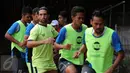 Pemain PBR, Gaston Castano (tengah) saat latihan jelang uji coba dengan Villa 2000 di Lapangan ISCI, Ciputat, Tangerang, Kamis (5/11/2015). Laga ini persiapan PBR menghadapi turnamen Piala Jenderal Sudirman. (Liputan6.com/Helmi Fithriansyah) 