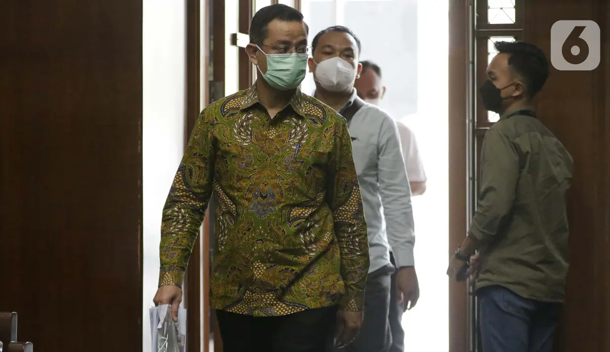 Terdakwa kasus korupsi Bantuan Sosial (Bansos) Covid-19 yang juga mantan Menteri Sosial Juliari Batubara saat jeda sidang di Pengadilan Tipikor, Jakarta, Senin (10/5/2021). Sidang lanjutan tersebut beragendakan mendengar keterangan empat orang saksi. (Liputan6.com/Helmi Fithriansyah)
