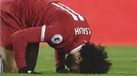 Mohamed Salah melakukan selebrasi sujud usai membobol gawang Newcastle United pada lanjutan Premier League di Anfield, Liverpool, (3/3/2018). Liverpool menang 2-0. (Anthony Devlin/PA via AP)
