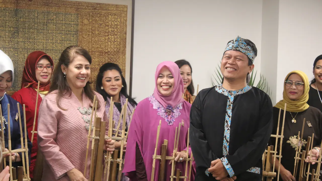 Dalam acara tersebut, hadir sekelompok wanita Indonesia di London yang tergabung dalam London Angklung Ensemble (KBRI London)