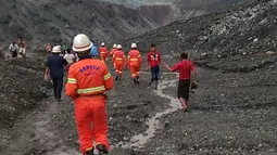 Tim penyelamat berusaha menemukan korban selamat setelah tanah longsor melanda tambang batu giok di Hpakant, Kachin, Myanmar, Kamis (2/7/2020). Para penambang sedang mengumpulkan batu-batu saat longsor terjadi. (Handout/MYANMAR FIRE SERVICES DEPARTMENT/AFP)
