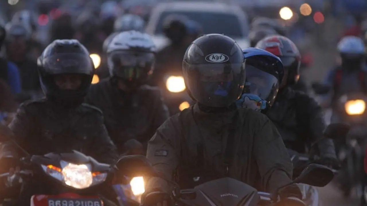 Pemudik sepeda motor padati jalan lintas Karawang arah Pantura