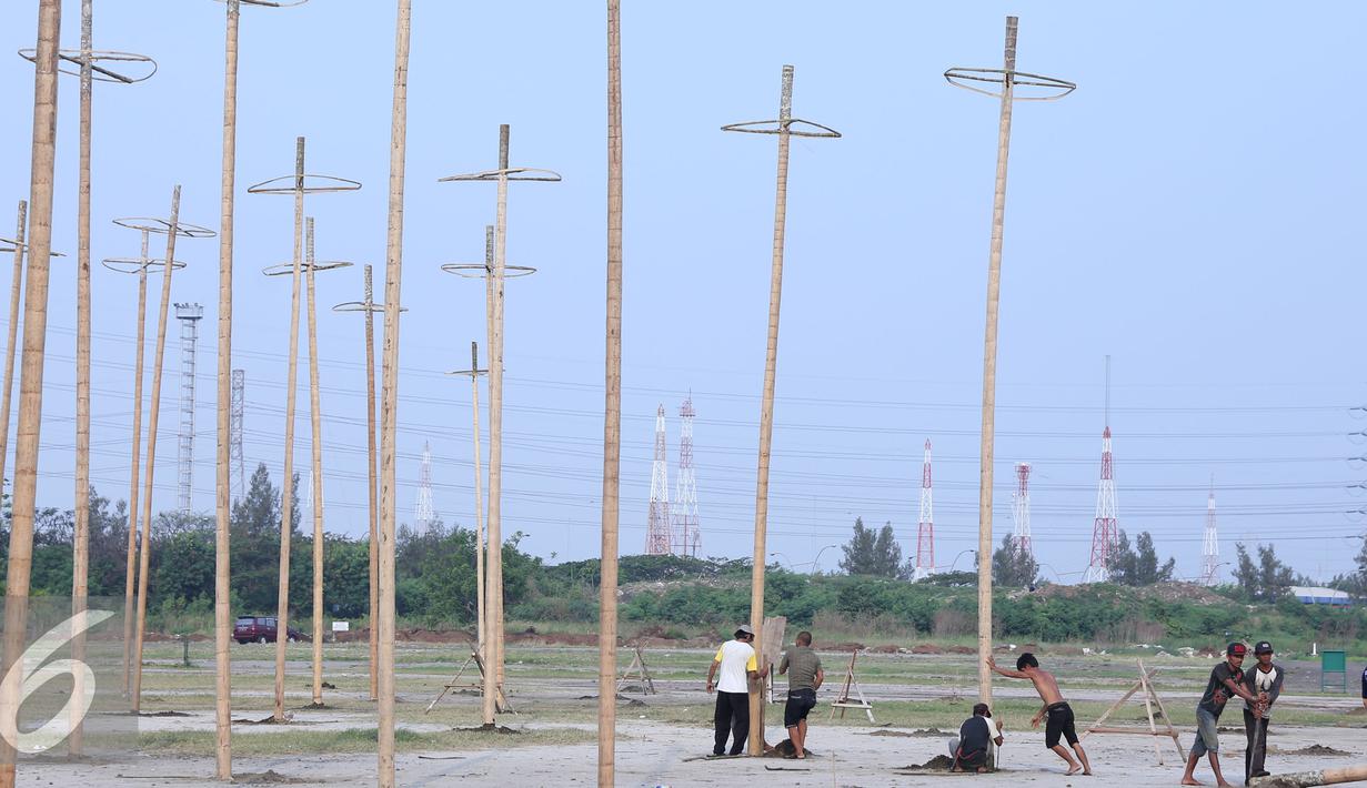 Pekerja memasang pohon pinang di Pantai Karnaval Ancol, Jakarta, Jumat (12/8). Taman Impian Jaya Ancol menyiapkan lomba panjat pinang kolosal dengan total pohon pinang mencapai 171 pohon. (Liputan6.com/Herman Zakharia)