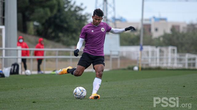 Bek Timnas Indonesia U-19, Bagas Kaffa, saat gim internal di Spanyol.
